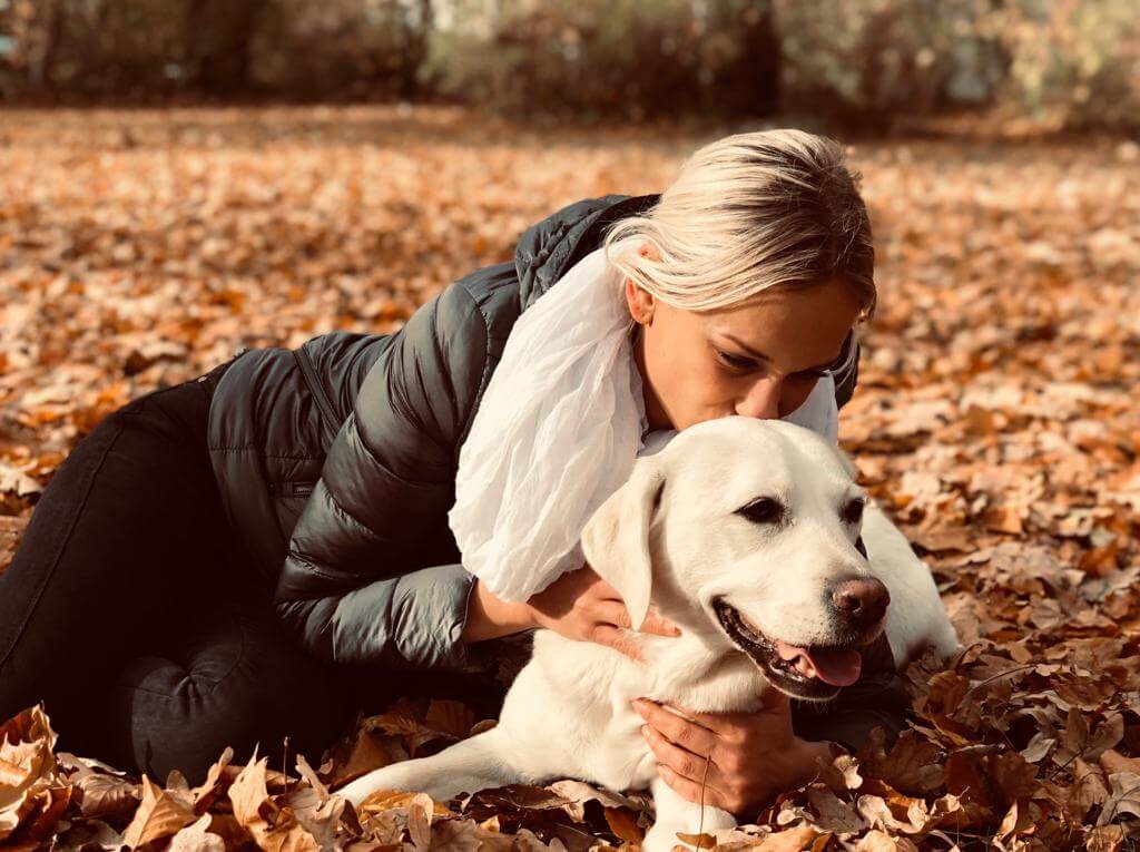 Anne und Mila liegen im Laub